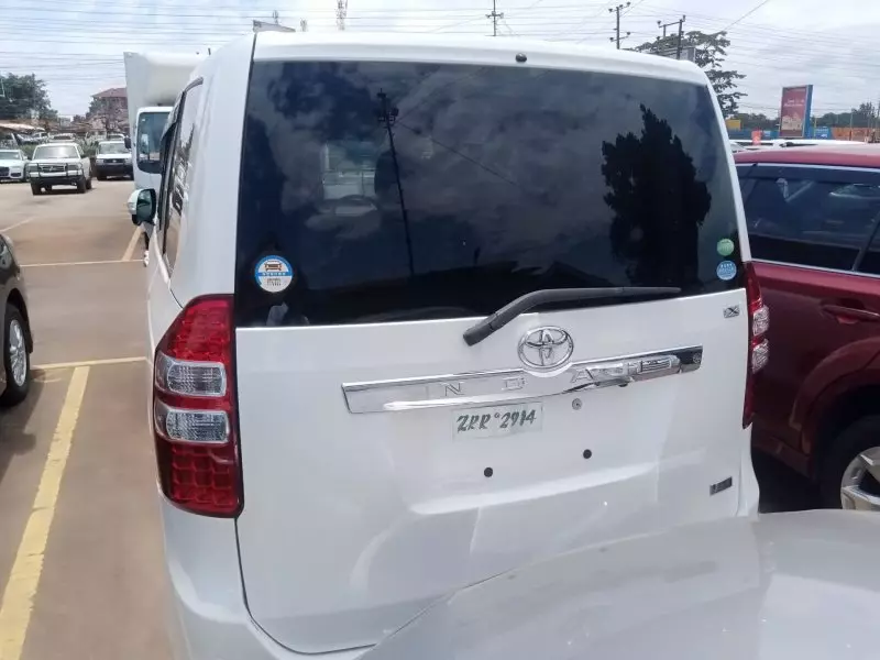 Toyota Noah   - 2012
