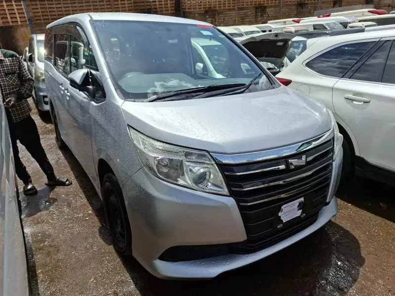 Toyota Noah   - 2014