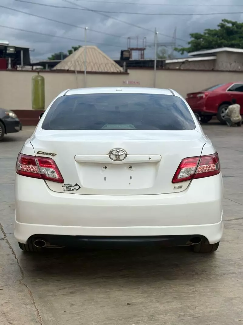 Toyota Camry   - 2011