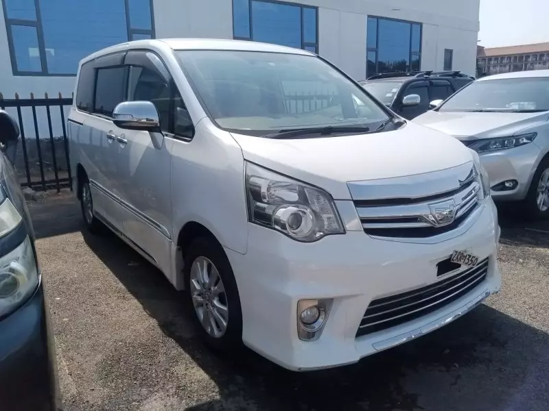 Toyota Noah   - 2012