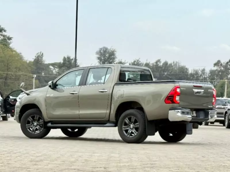Toyota Hilux    - 2020