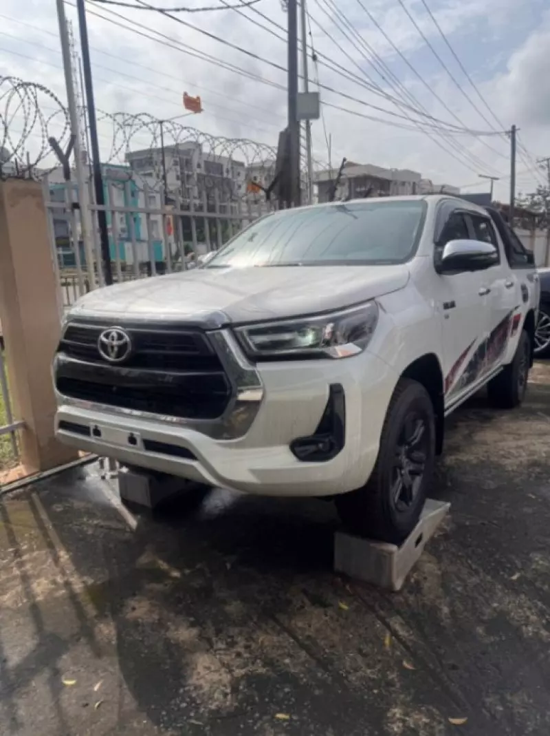 Toyota Hilux   - 2025