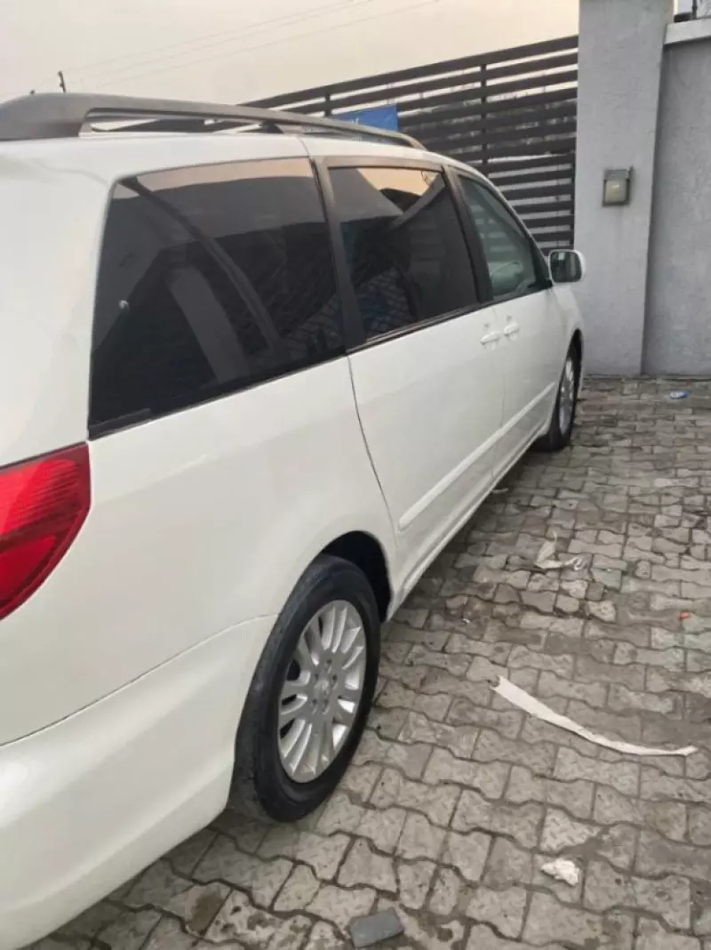 Toyota Sienna - 2009