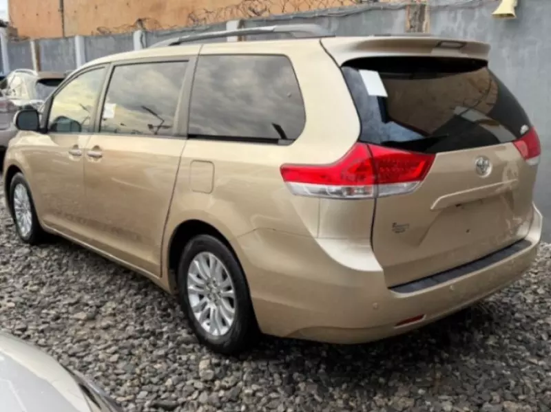 Toyota Sienna   - 2010