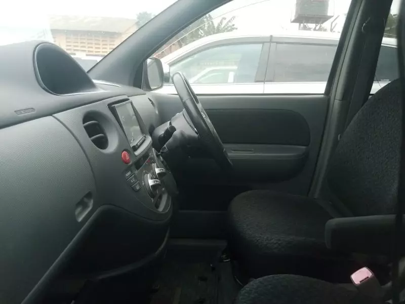 Toyota Sienta   - 2012