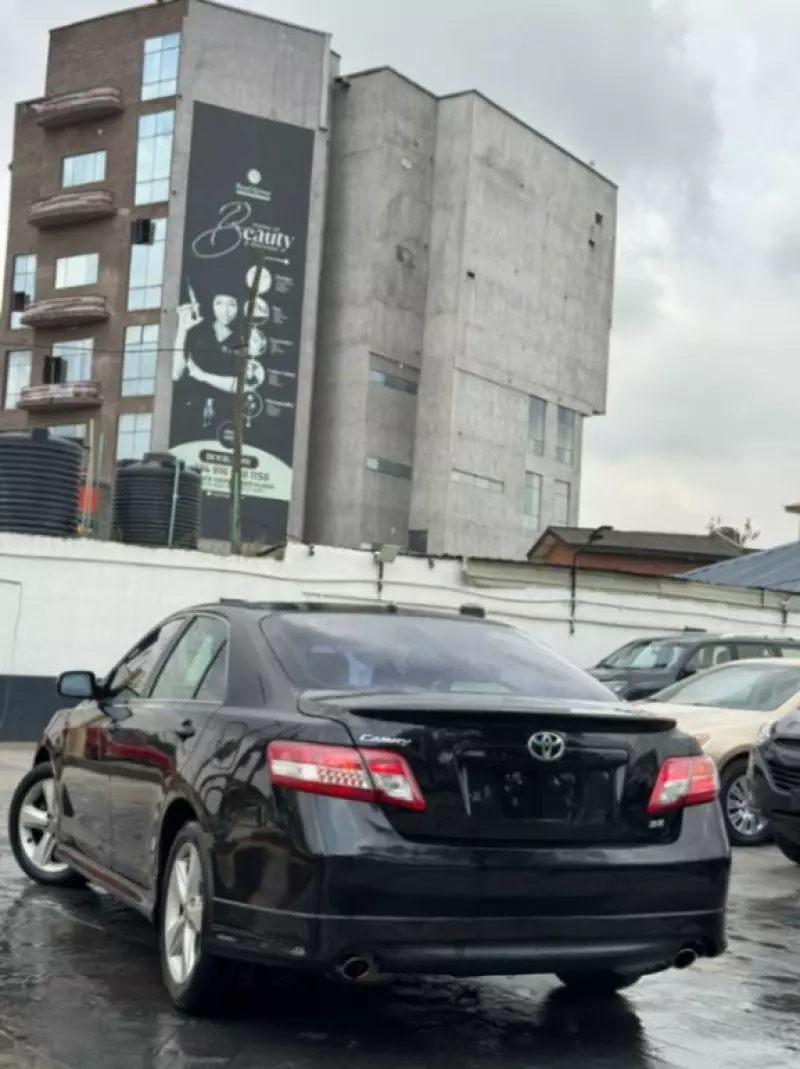 Toyota Camry   - 2011