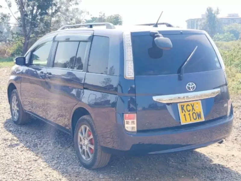 Toyota Isis    - 2013