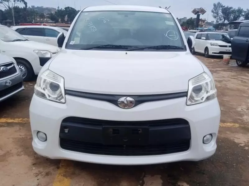 Toyota Sienta   - 2012