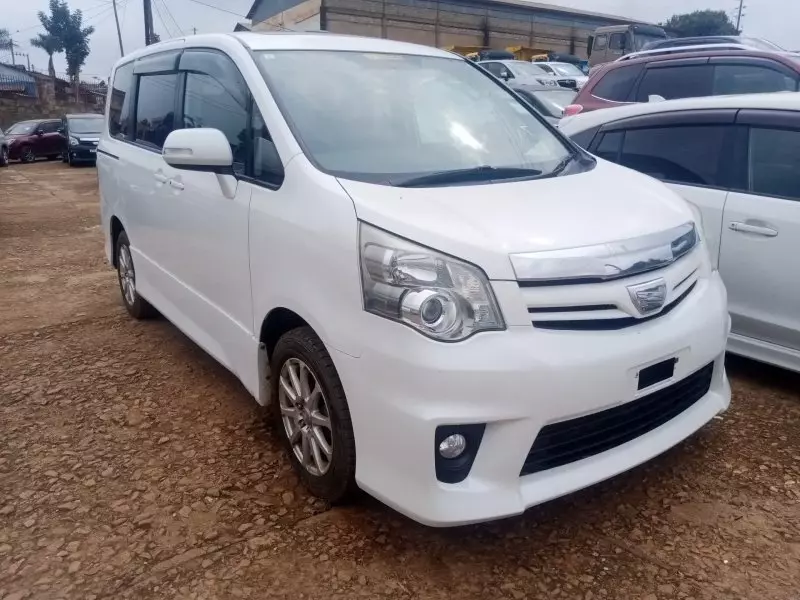 Toyota Noah   - 2010