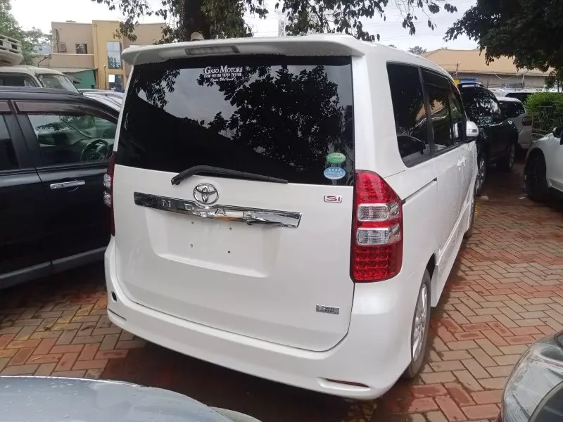 Toyota Noah   - 2012
