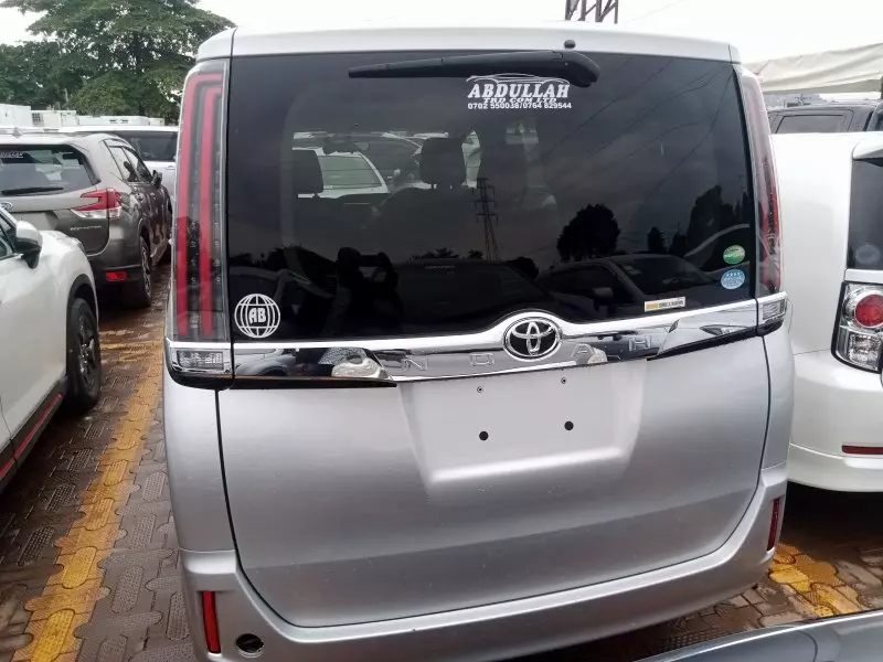 Toyota Noah   - 2015
