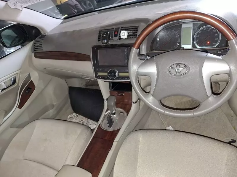 Toyota Premio    - 2011