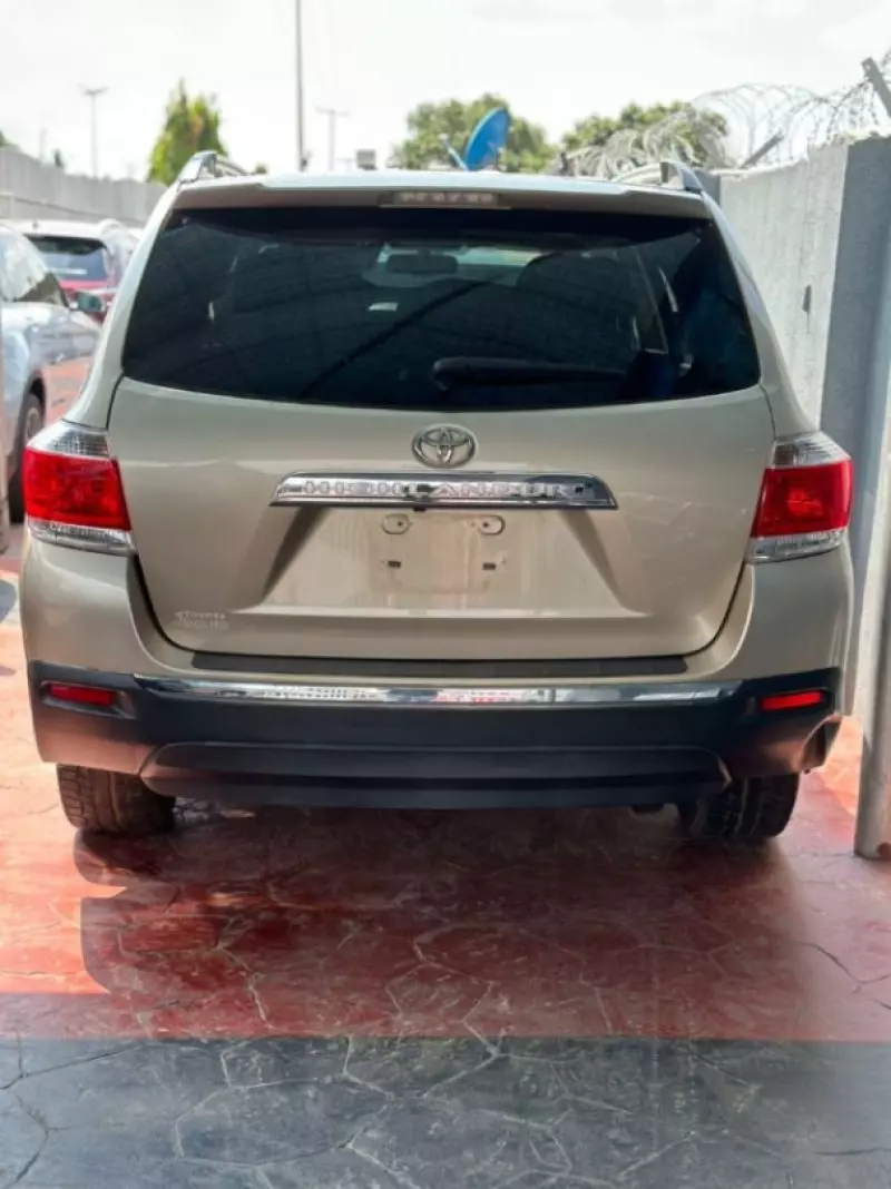 Toyota Highlander   - 2013