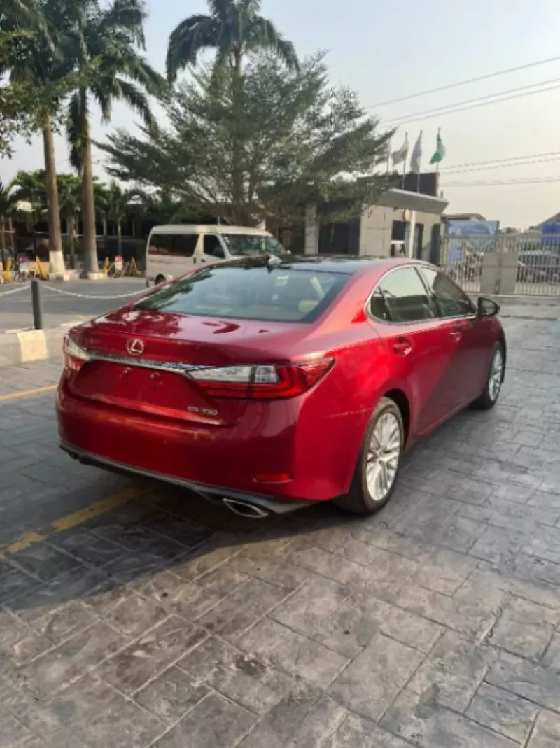 Lexus ES   - 2016
