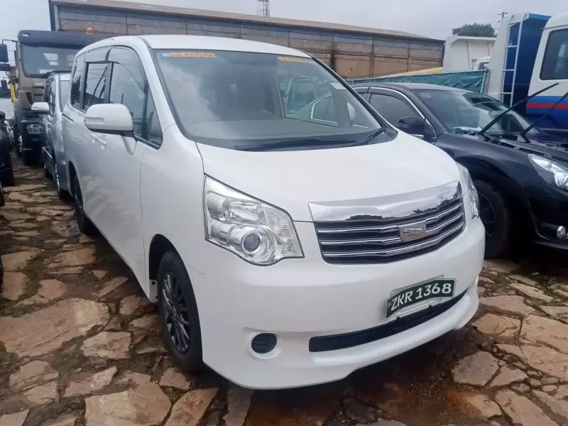 Toyota Noah   - 2010
