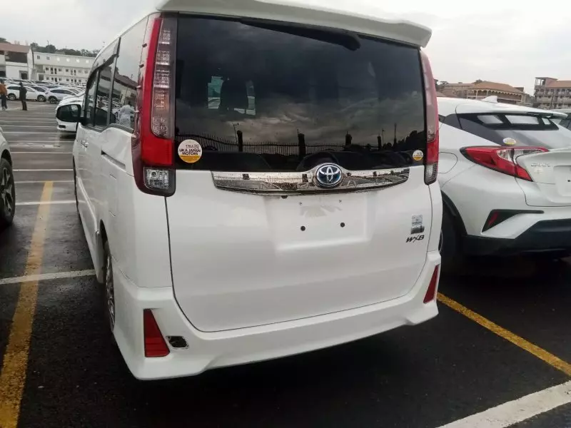 Toyota Noah Hybrid