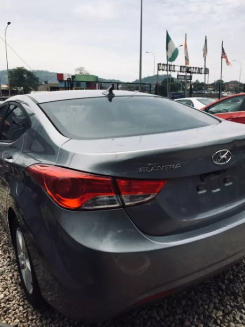 Hyundai Elantra   - 2012