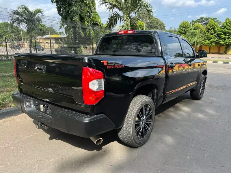 Toyota Tundra   - 2015