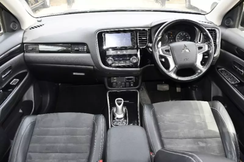 Mitsubishi Plug-in Hybrid Outlander   - 2017