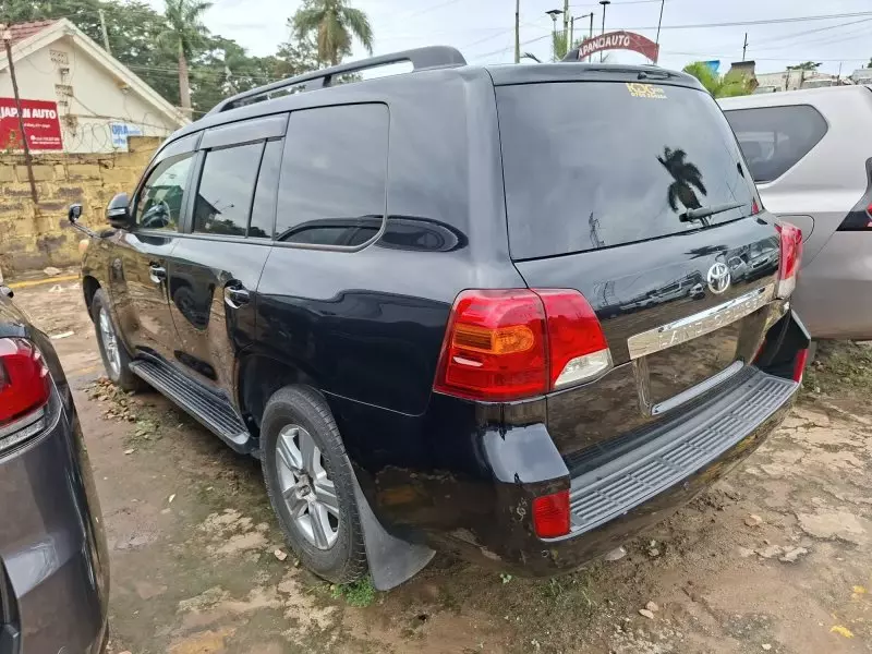 Toyota Landcruiser  V8   - 2013