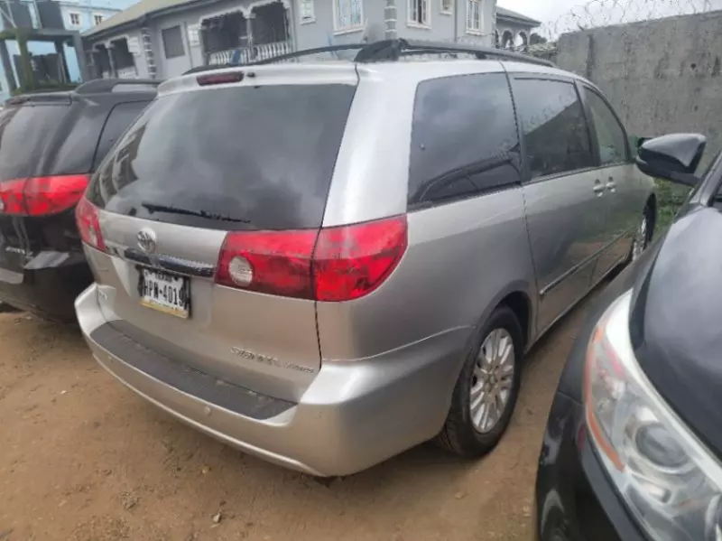 Toyota Sienna   - 2007