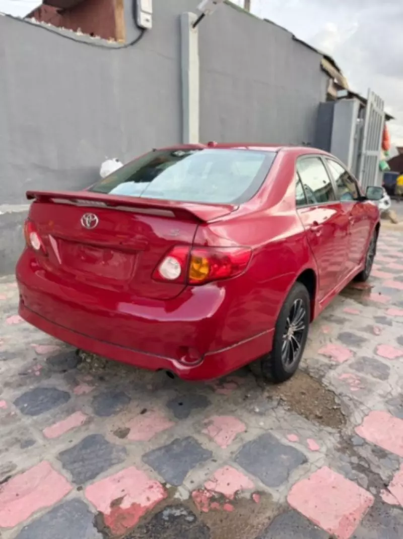 Toyota Corolla   - 2010