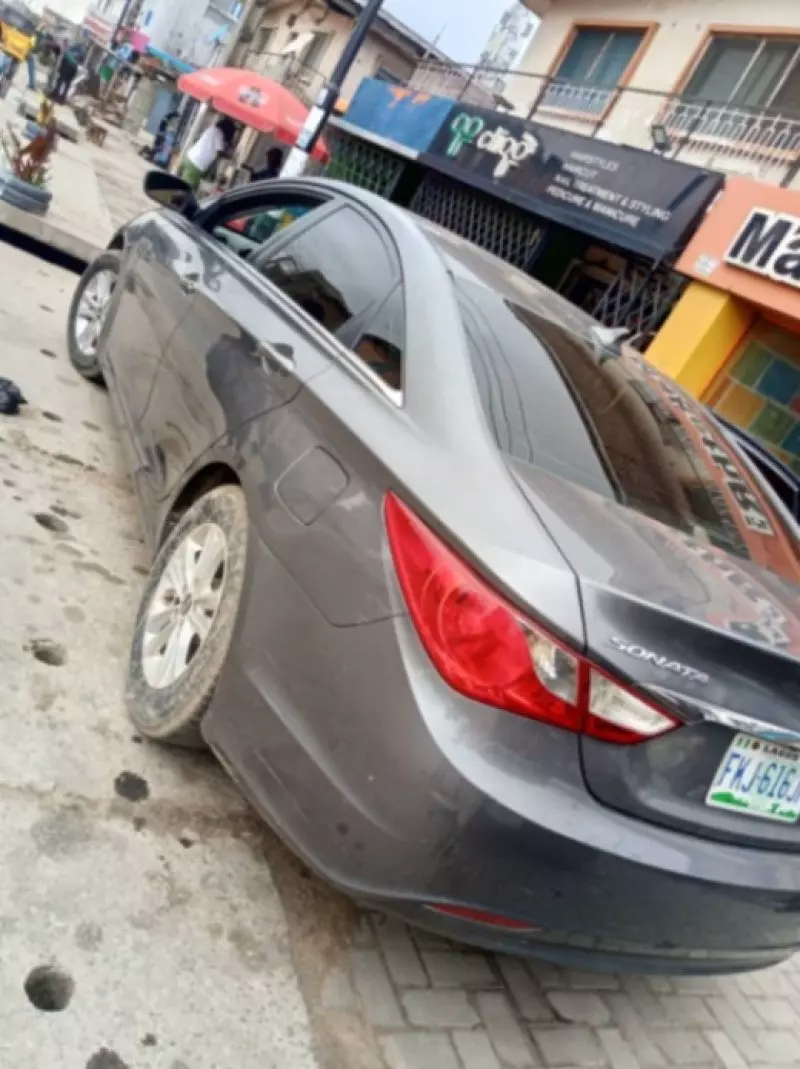 Hyundai Sonata   - 2011