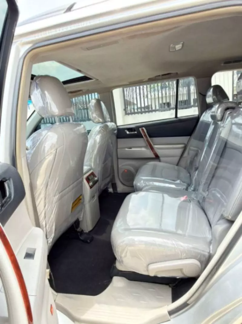 Toyota Highlander   - 2012