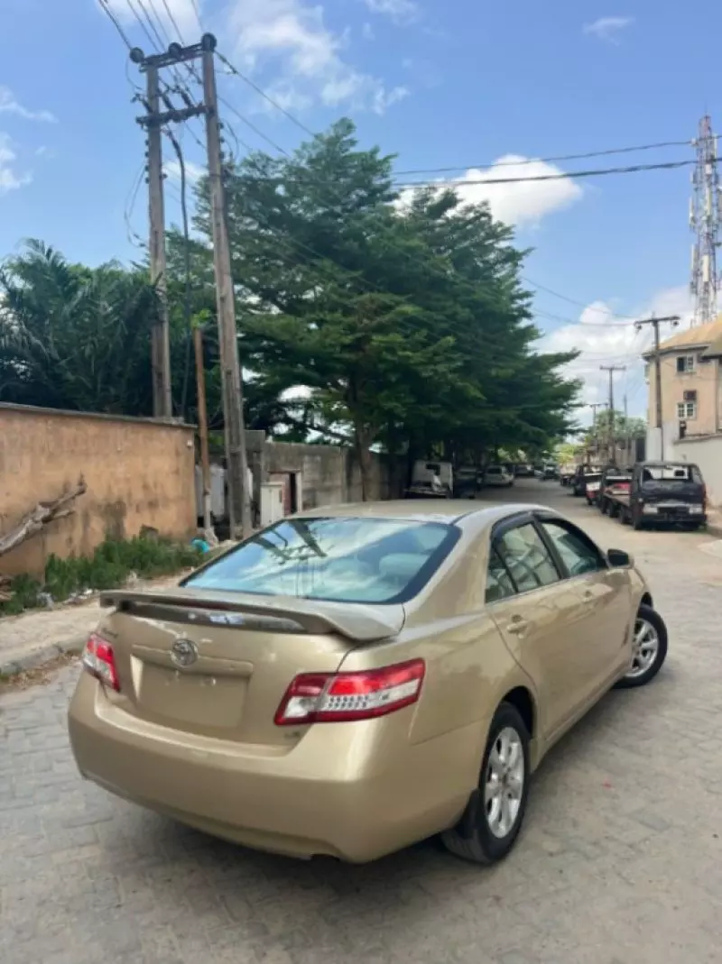 Toyota Camry   - 2011