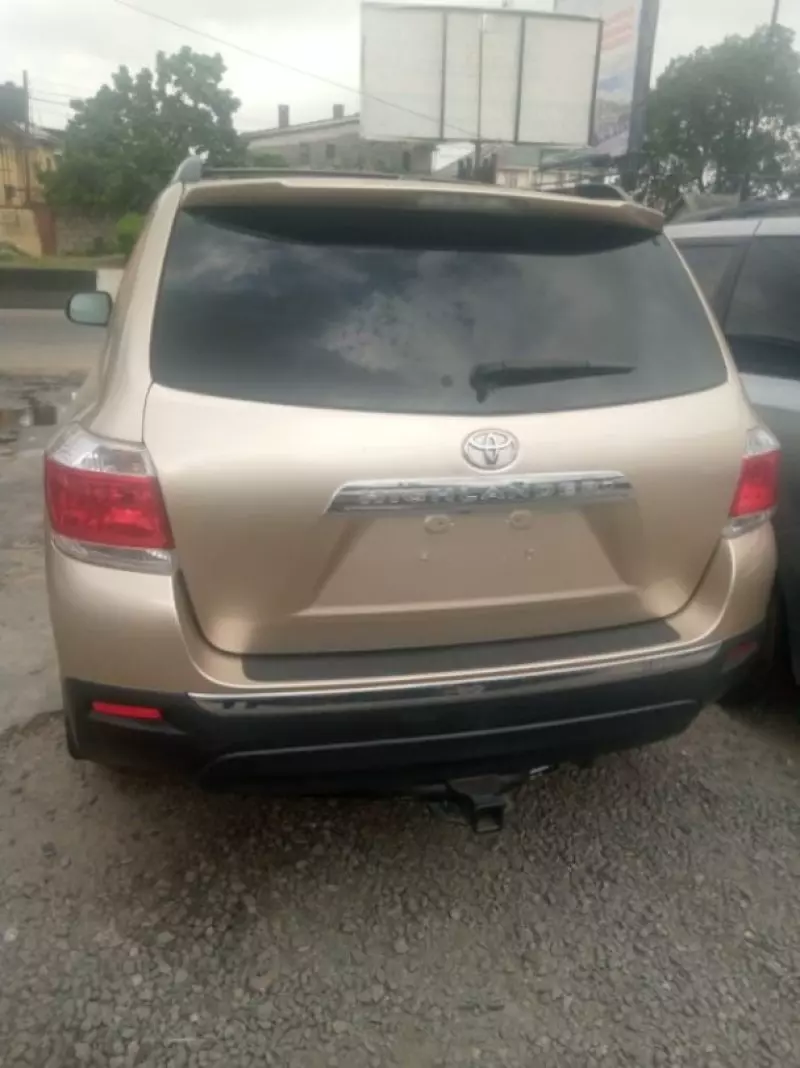 Toyota Highlander   - 2012
