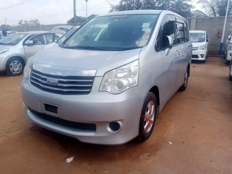 Toyota Noah   - 2011