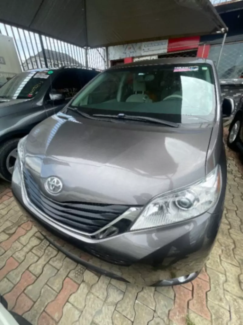 Toyota Sienna   - 2010