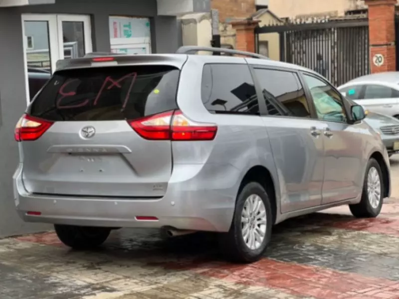 Toyota Sienna   - 2017