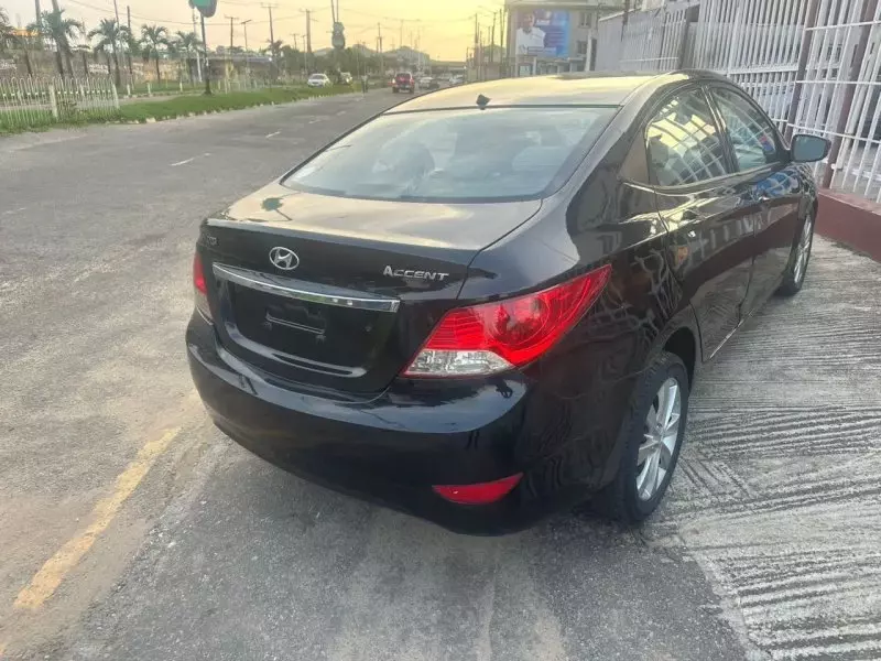 Hyundai Accent   - 2011