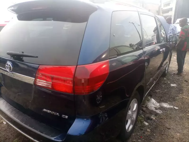 Toyota Sienna   - 2004