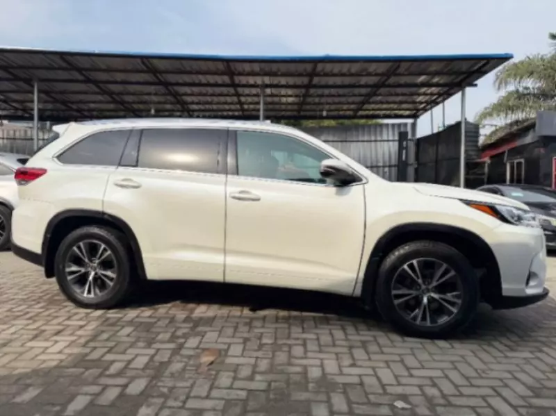 Toyota Highlander   - 2017