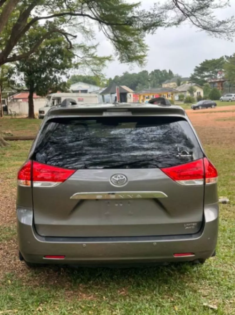 Toyota Sienna - 2011