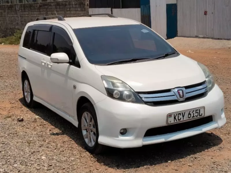 Toyota Isis    - 2013