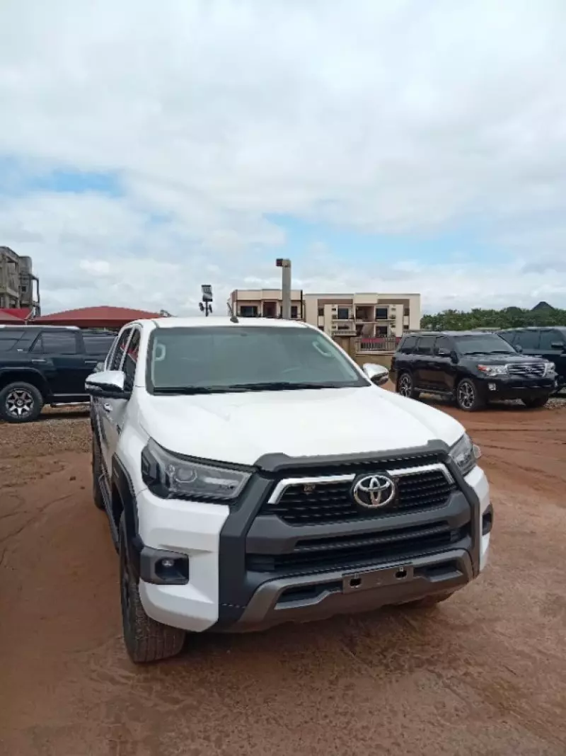 Toyota Hilux   - 2019