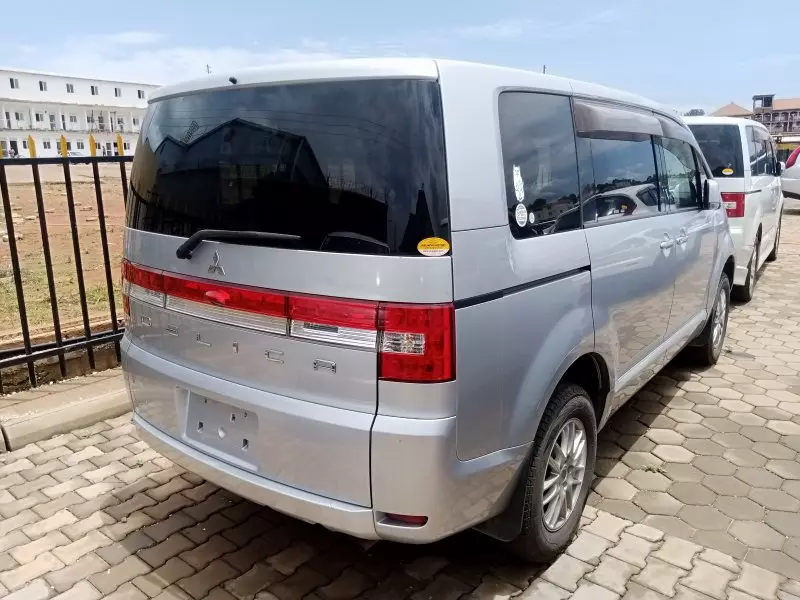 Mitsubishi Delica    - 2011