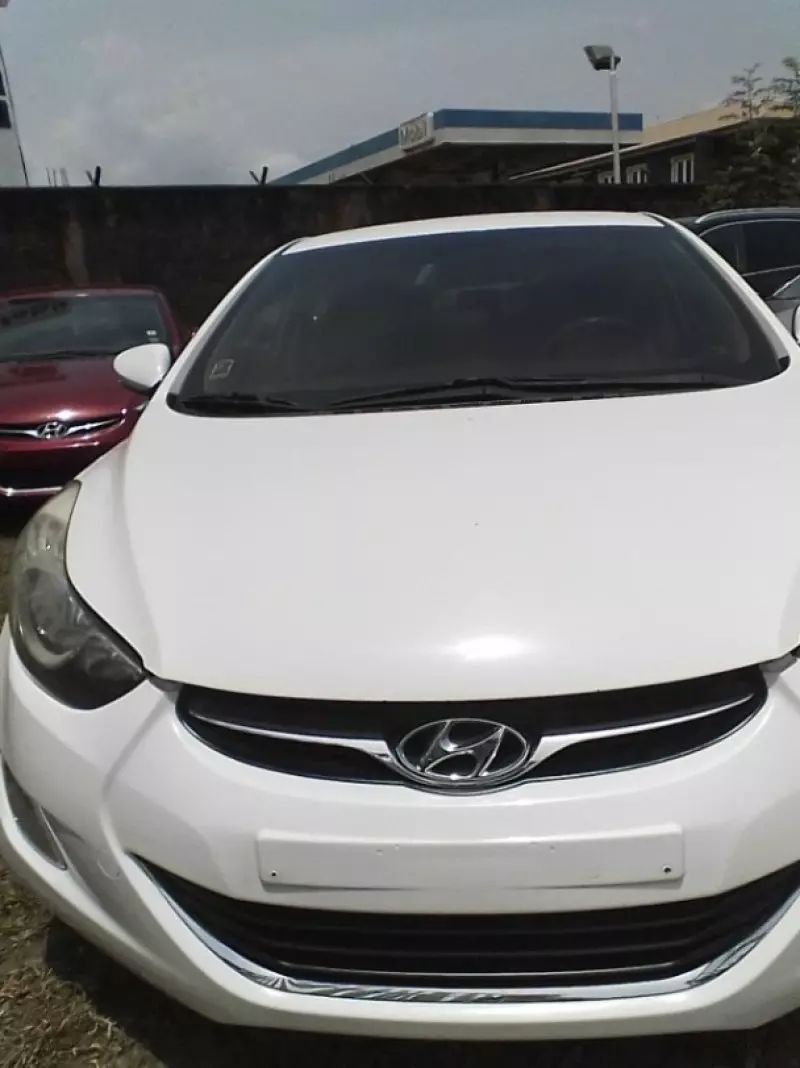 Hyundai Elantra   - 2012