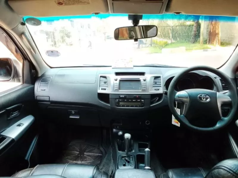 Toyota Hilux   - 2014