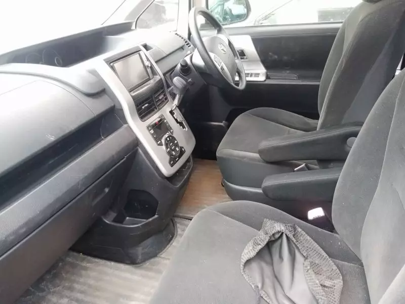 Toyota Noah   - 2012