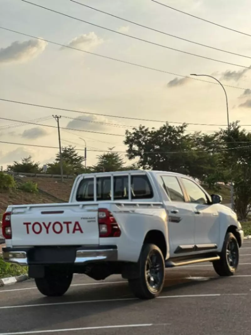 Toyota Hilux   - 2025