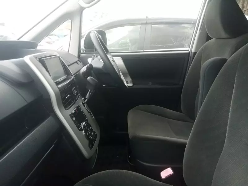 Toyota Noah   - 2012