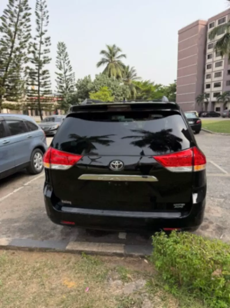 Toyota Sienna - 2011