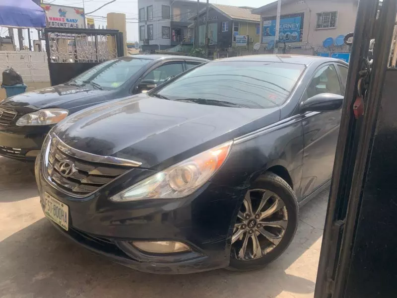 Hyundai Sonata   - 2011