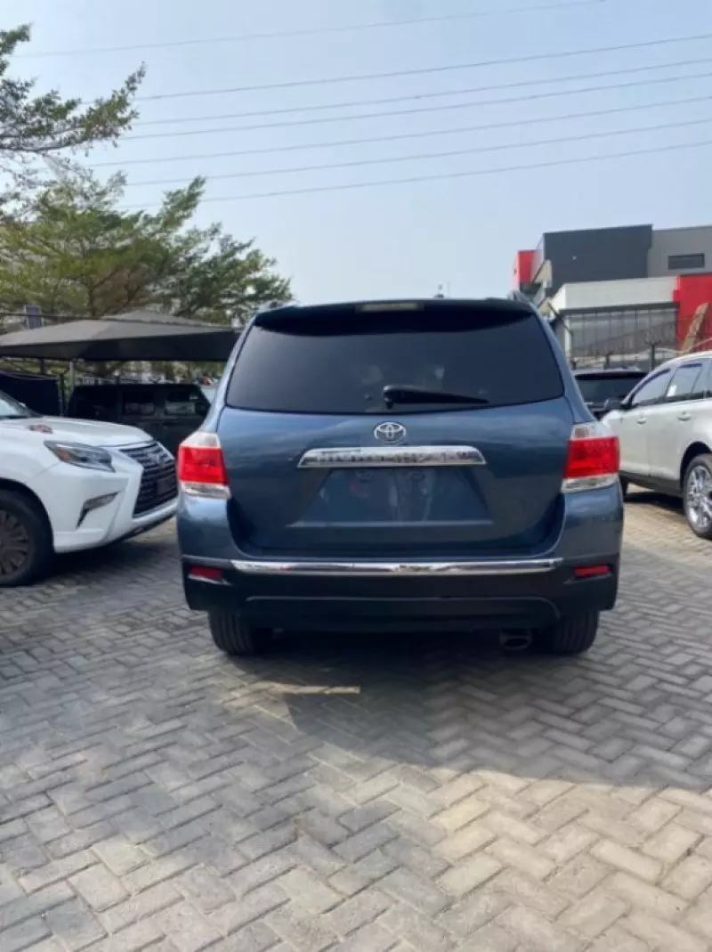 Toyota Highlander   - 2013