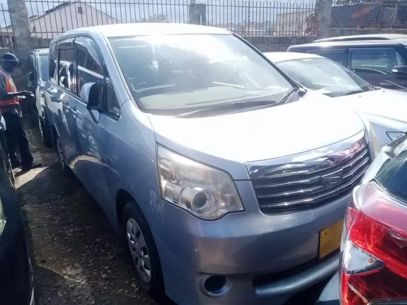 Toyota Noah   - 2011