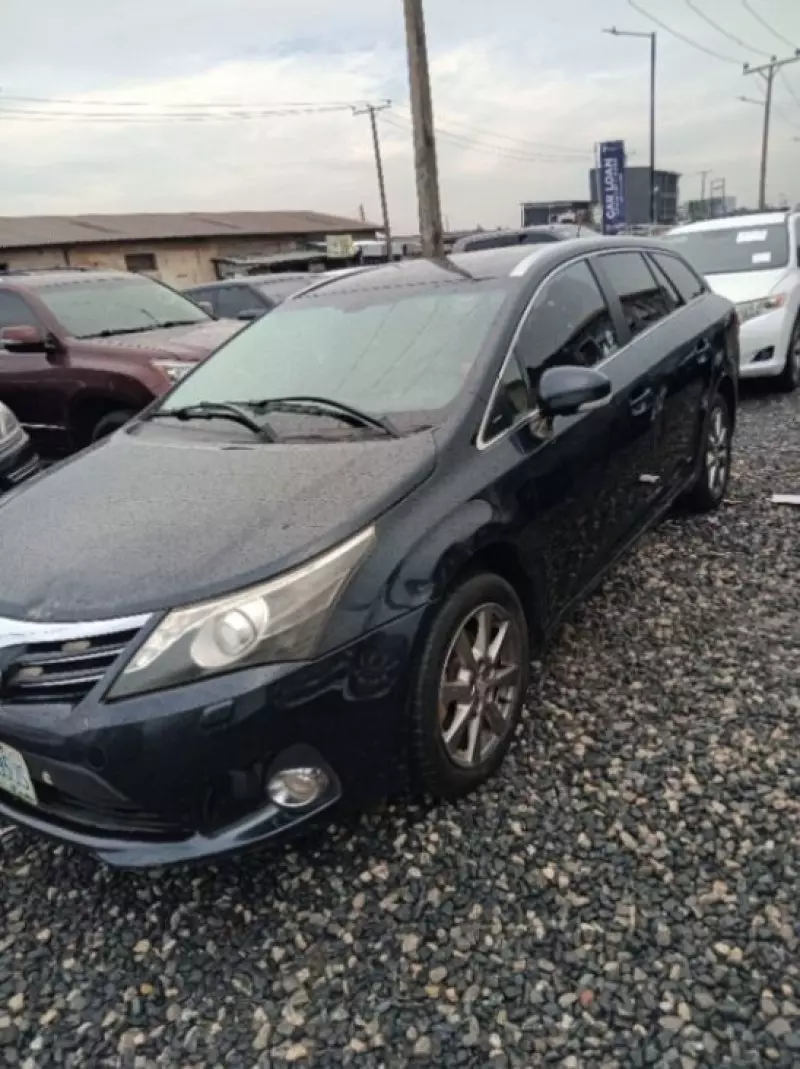 Toyota Avensis   - 2012